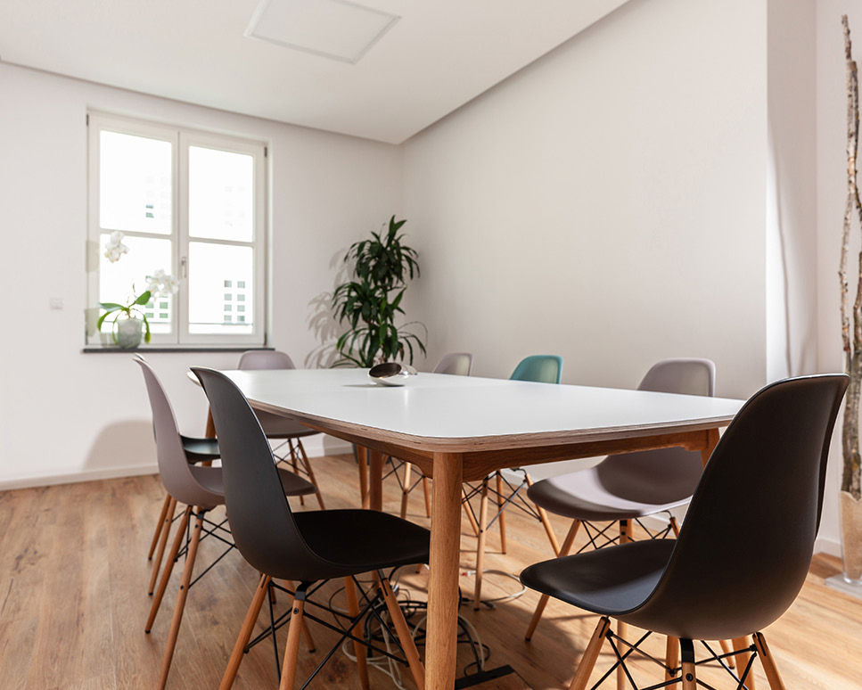 Helles Besprechungszimmer mit Holzboden