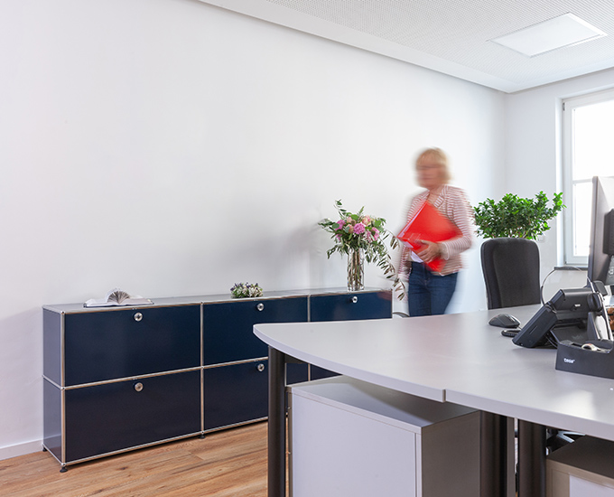 Blonde Frau in einem Büro